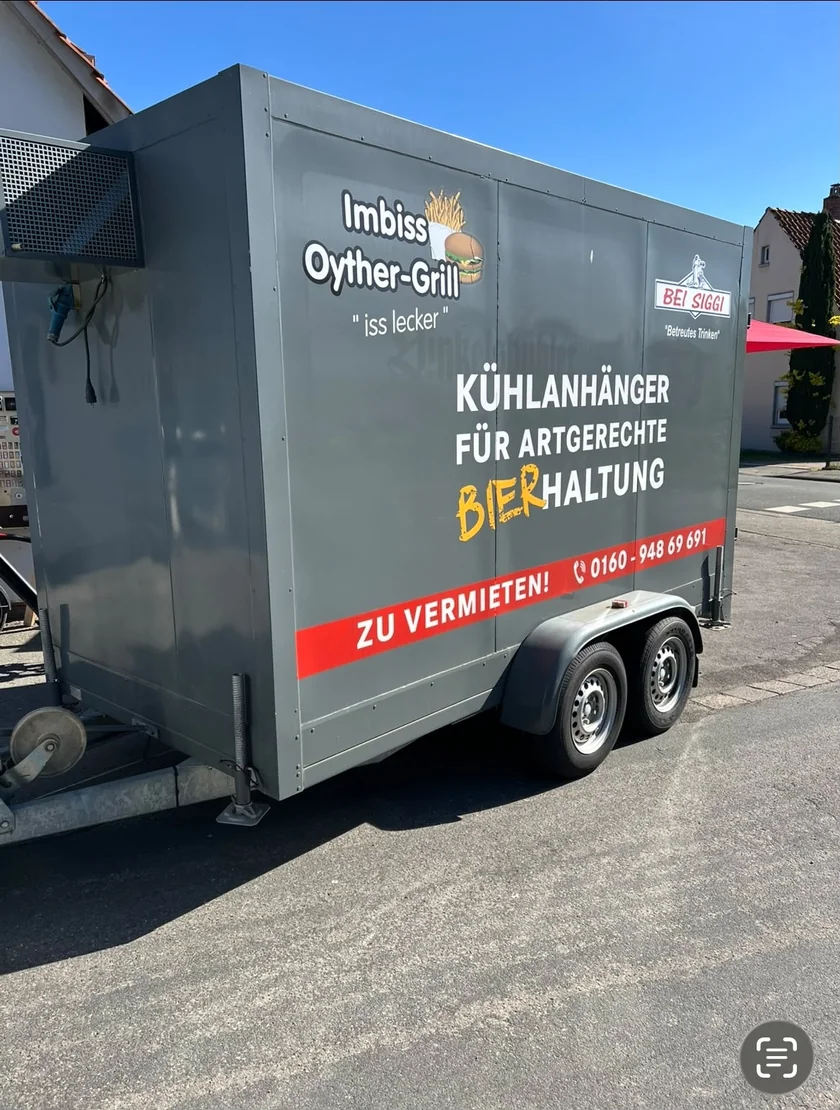 Grauer Kühlanhänger mit der Aufschrift Kühlanhänger